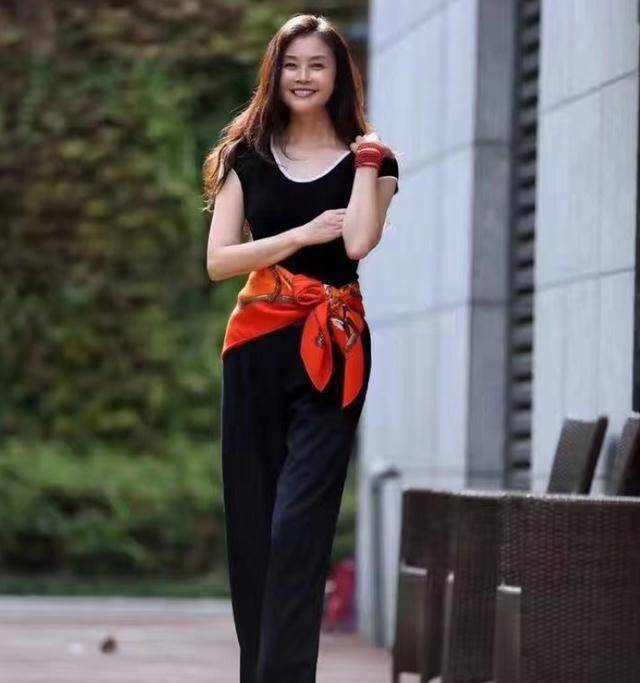 《妈妈你真好看》官宣,嘉宾纷纷晒妈妈的照片,蓝盈莹妈妈绝了_张馨予