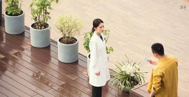 《亲爱的戎装》:李沁穿白大褂紧搂黄景瑜,设定超甜却被造型拖累_照片