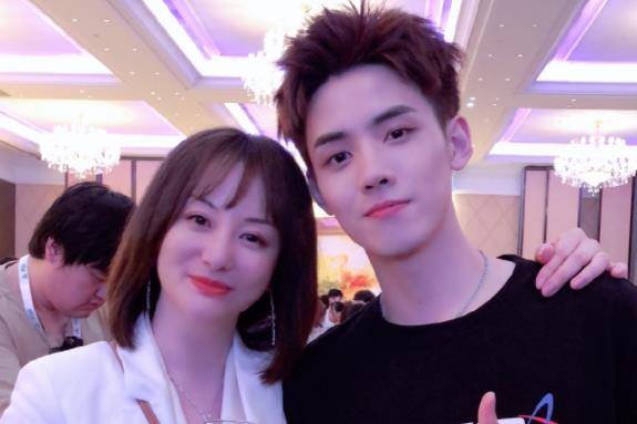 吴平的身份是白色系董事长兼ceo,并且是zero-g男团创始人,她与任豪