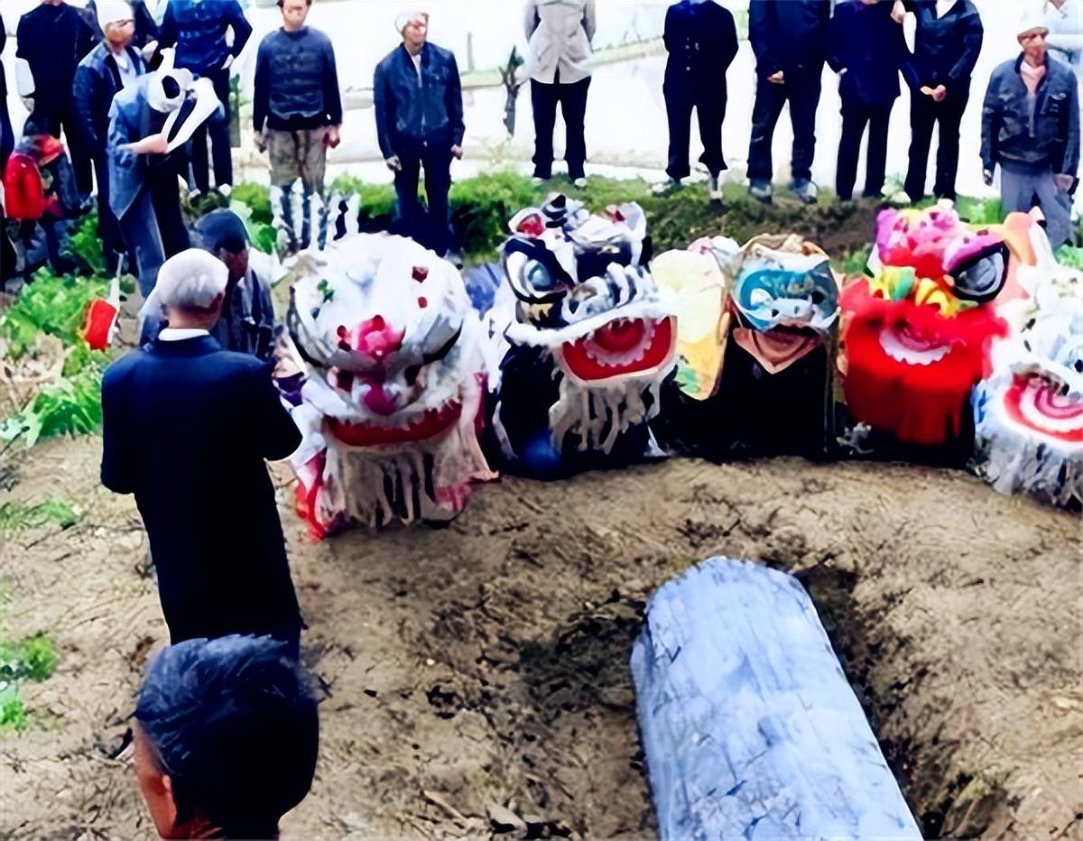 天葬是指将逝者的遗体放置在较高的山峰上,让秃鹫,老鹰等动物来食尸