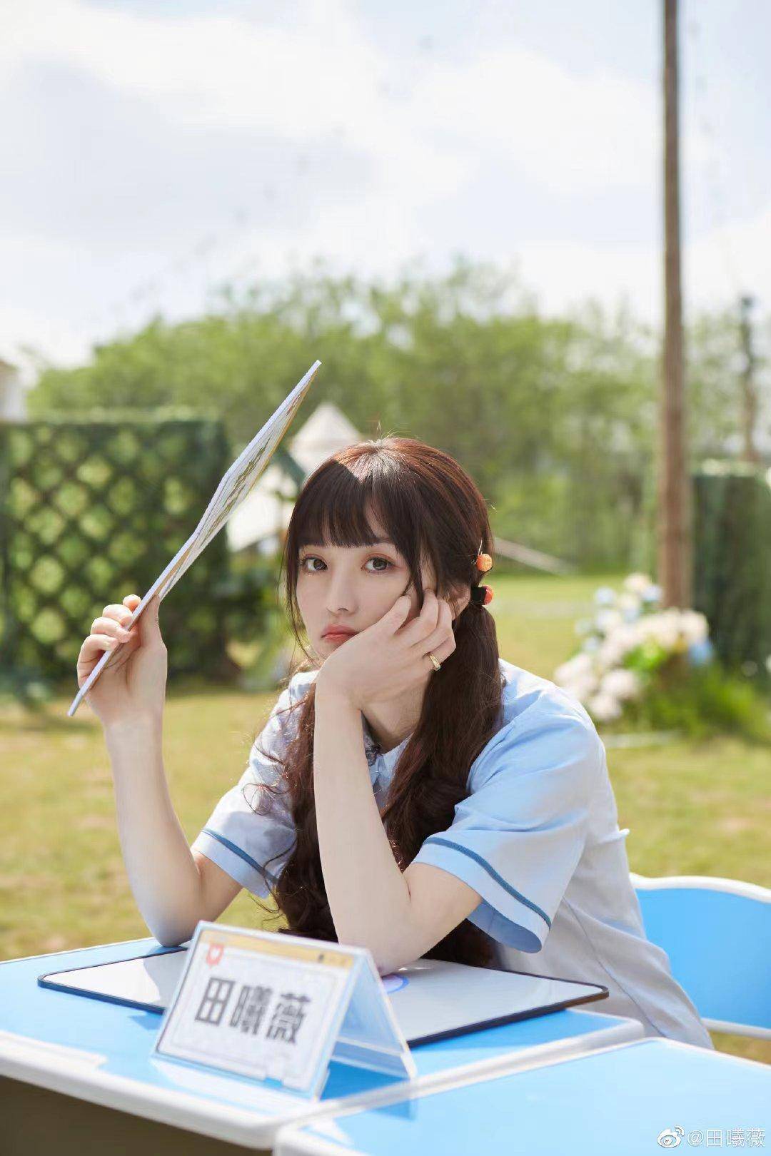 田曦薇身穿学生装青春可爱,秒变女高,小田真的太甜了_推理_女子_样子