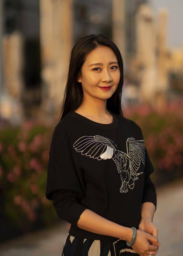 《七仙女》橙儿,转行当老师后教过许凯,现复出在瓦舍江湖演太后_母丹