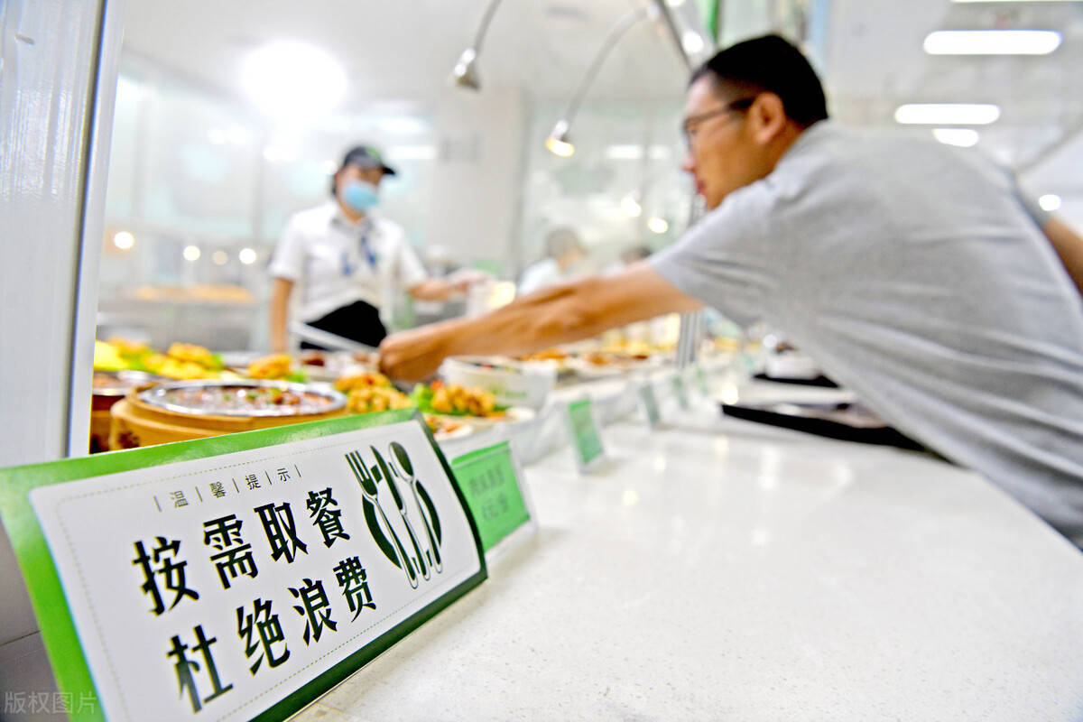 公务员食堂也是福利，2元一顿工作餐，胜过20元外卖！（公务员食堂有三餐么嘛）