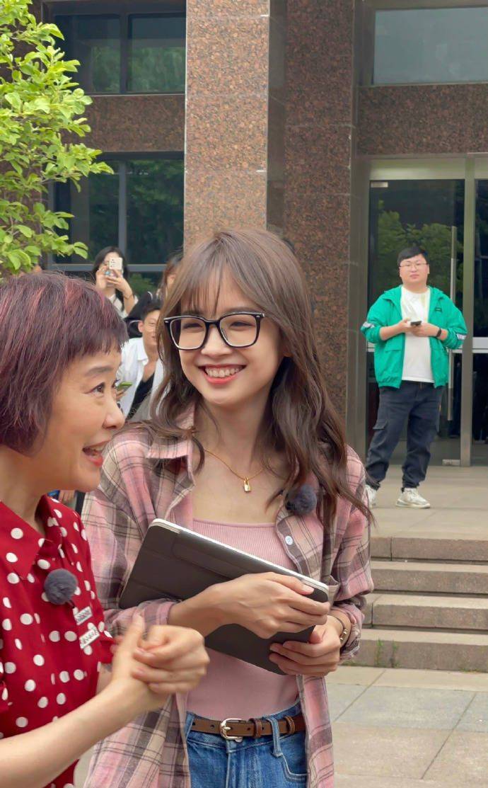 王冰冰戴黑框眼镜现身中传,笑容甜美令人治愈_观众们_人们_专业