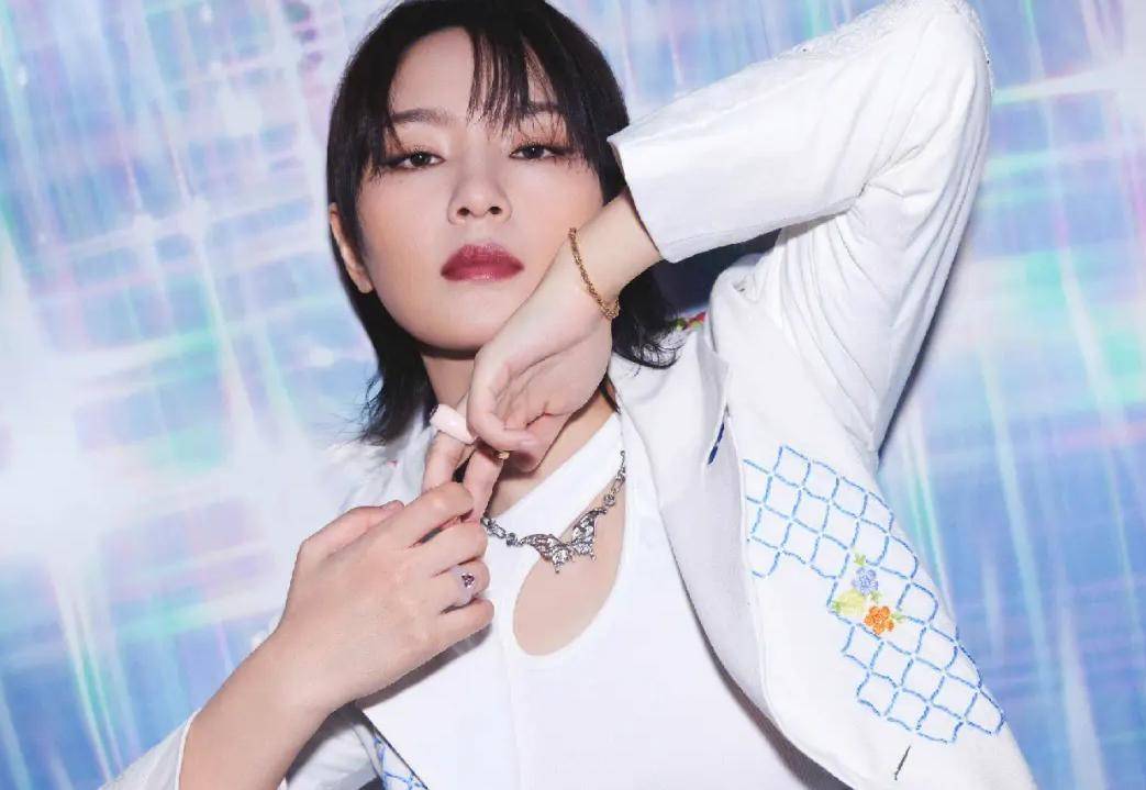 周笔畅整容成功,曾直言:本想整成姐姐,结果变成了刘诗诗!