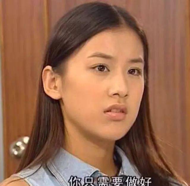 2003年黄圣依凭借《青苹果乐园》正式出道,剧中她扮演女二号玲达,因为