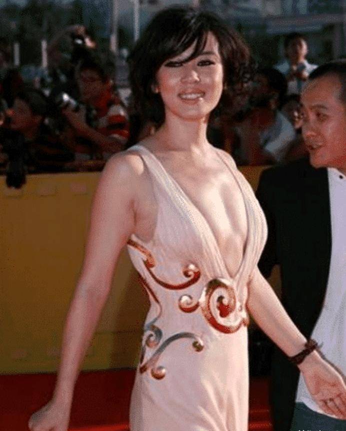 把黄渤吻到害羞,和导演在一起12年被分手,如今身价超40亿却单身一人