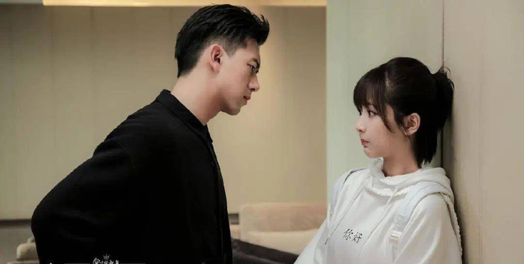 换了身份的"吴白"还会是胡一天演吗?_李一桐_艾情_密室