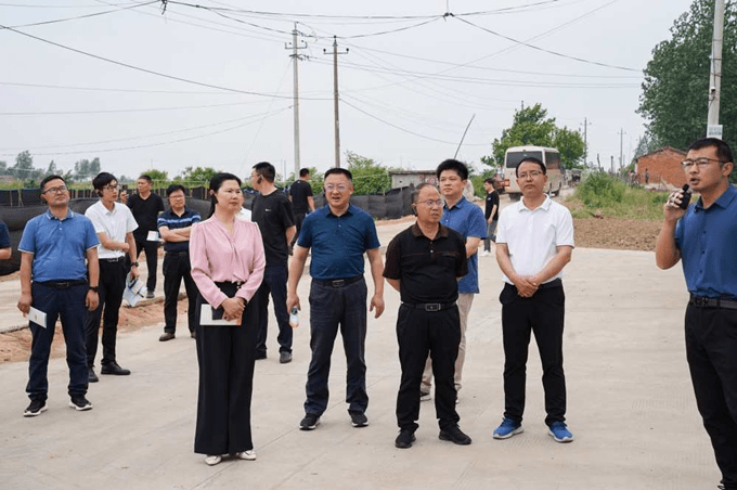 在信阳市人大常委会副主任,罗山县委书记周哲和县长余国芳等领导的