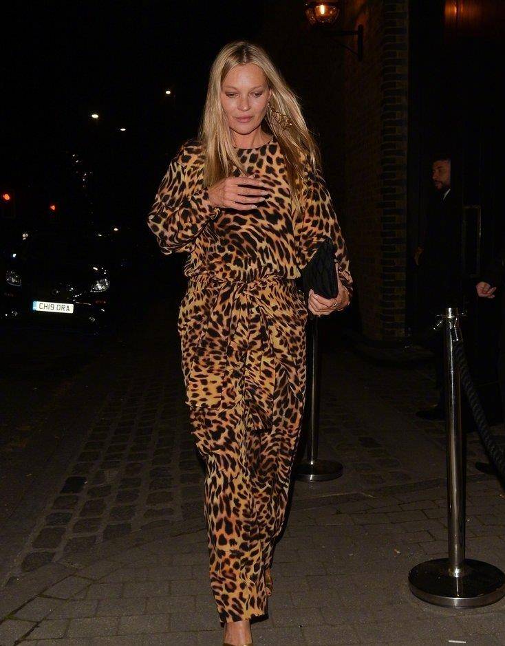 传奇超模凯特莫斯被拍到街拍,大多数人都不敢尝试豹纹连衣裙_时尚