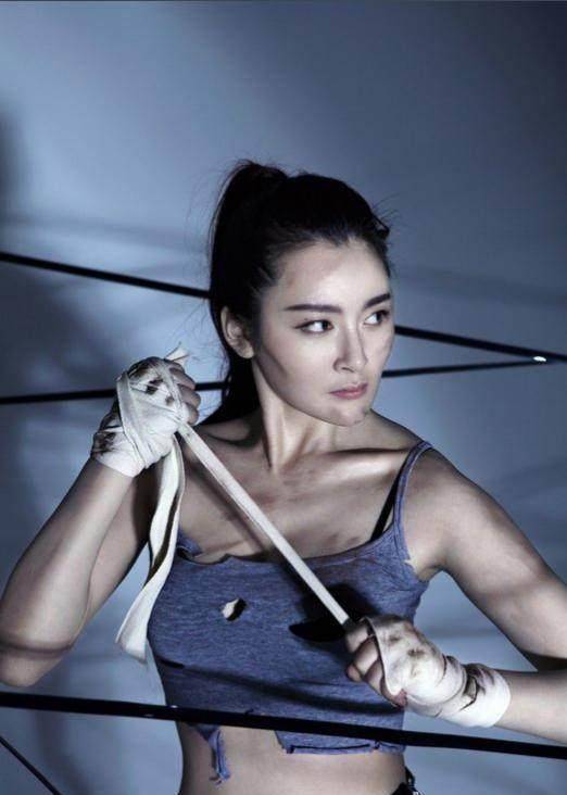 甜蜜暴击》女二气质不输关晓彤,与成龙合作被誉为90后动作女星_李萌萌