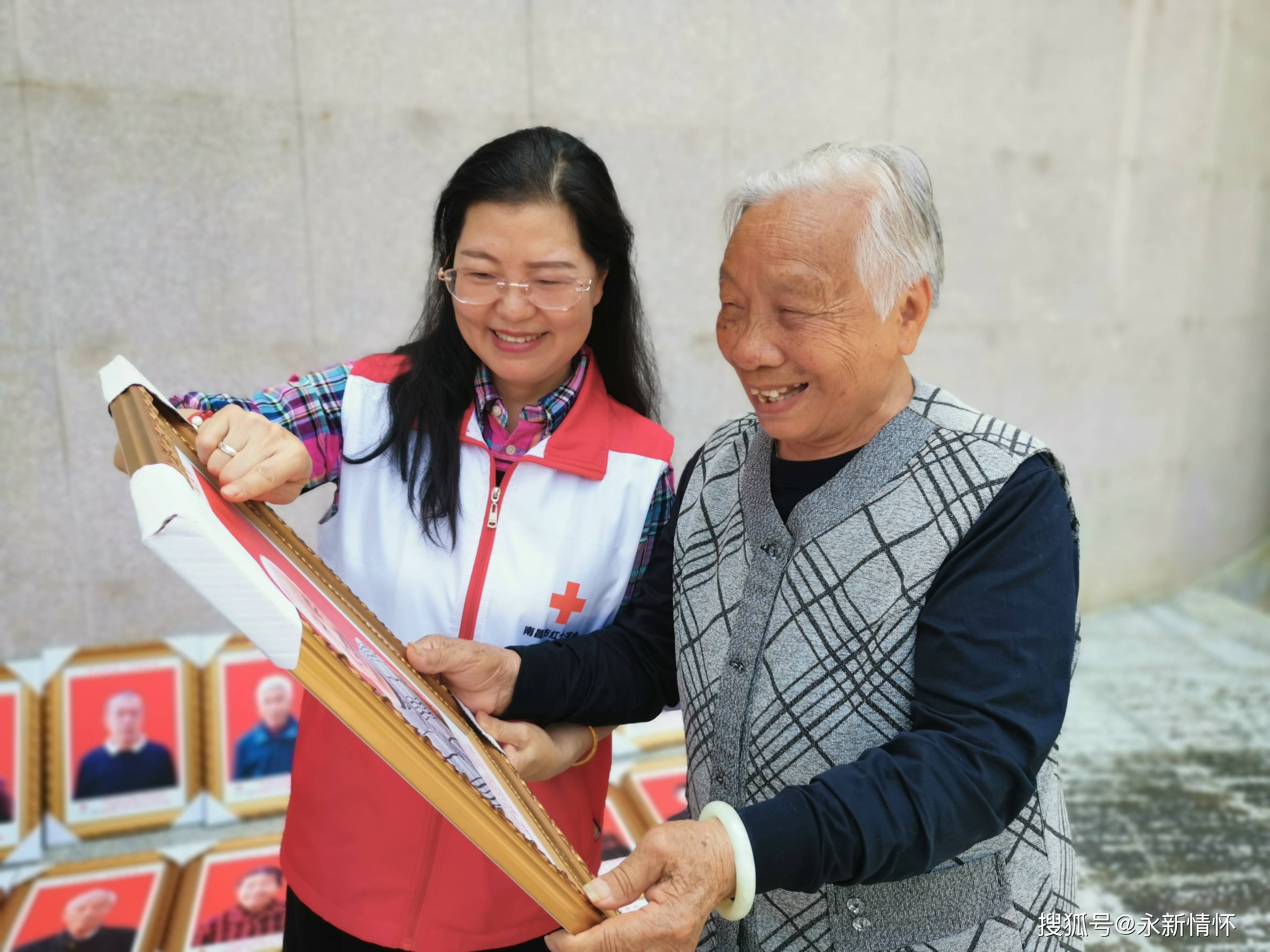 红十字会志愿者邱玲珑介绍,井冈英烈家庭相册公益项目是江西省红十字