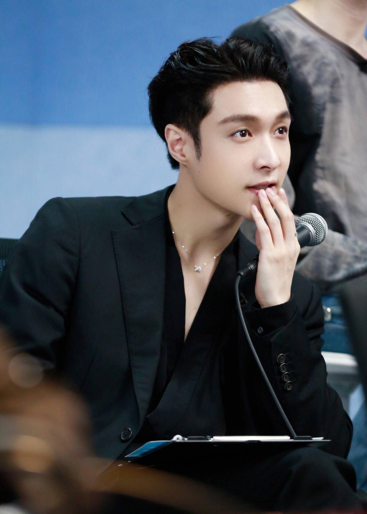 《少年之名》,刚播一期就糊了,看点全在张艺兴易烊千玺身上_舞台_什么