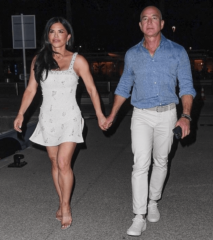 刚刚,杰夫·贝索斯和劳伦·桑切斯手牵手秀恩爱,他们行走在位于法国