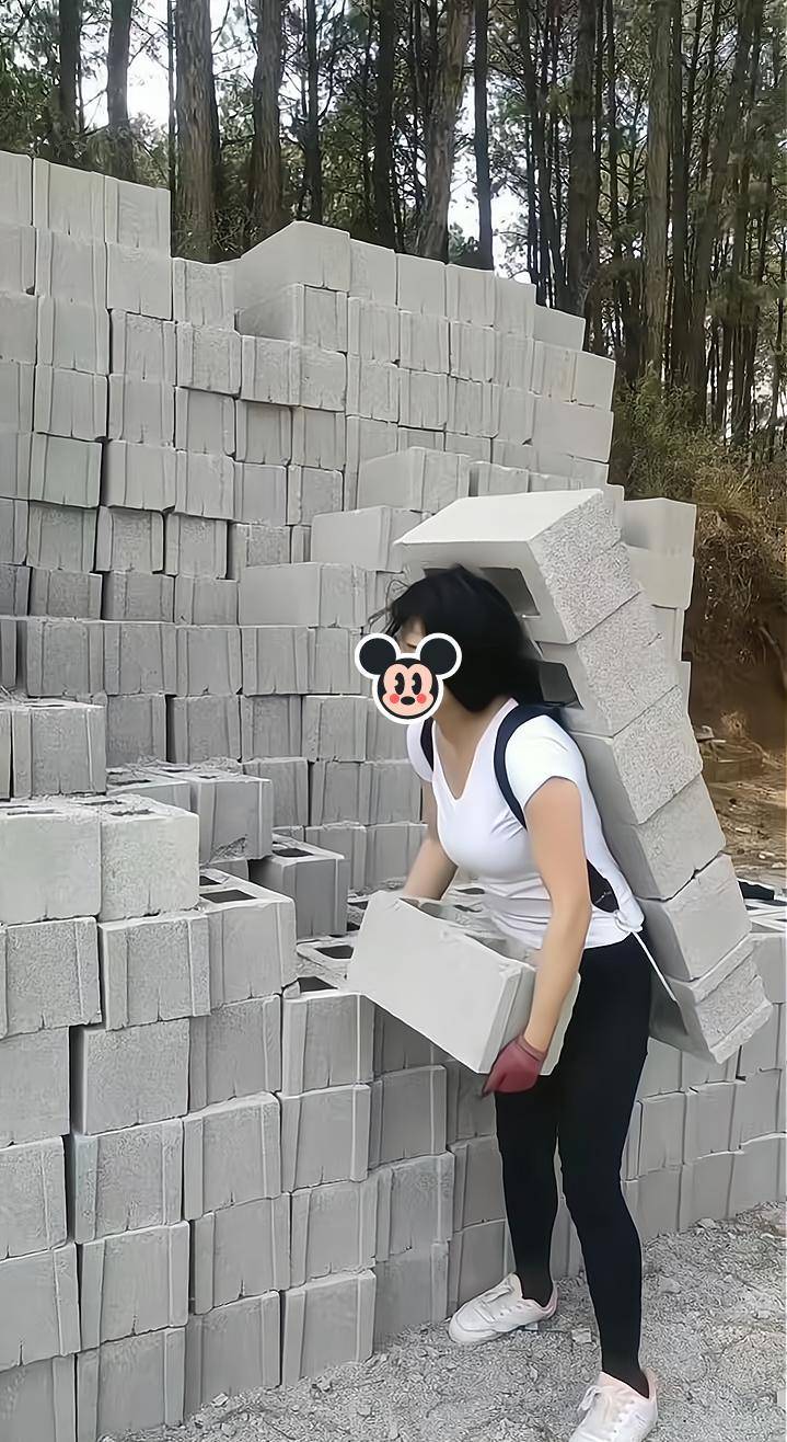 能背起7块砖,而且毫不费力,让一旁的男工友佩服不已_工作_砖头_女人