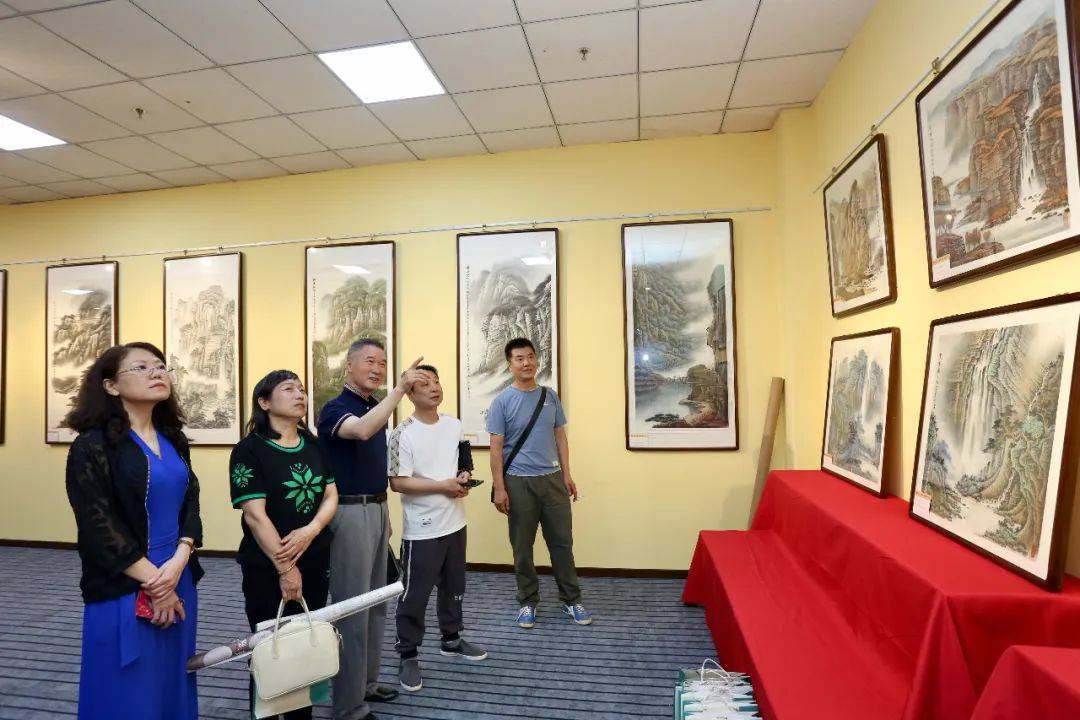 陈之海在画展现场介绍画作张晋,时景林在画展现场观看作品林枫,路光祖