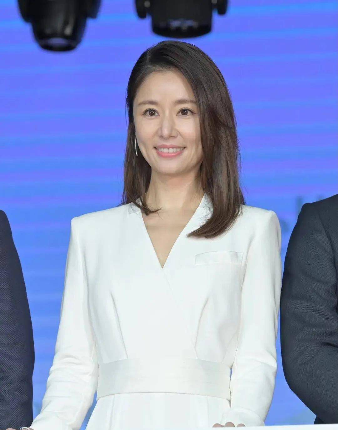 林心如的容貌再也无法篡改,脸上松弛的皮肤布满了褶皱,但气场还是很强