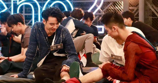 《舞蹈风暴》:两个大神舞者李响和刘迦比腿长,他们谁能走更远?