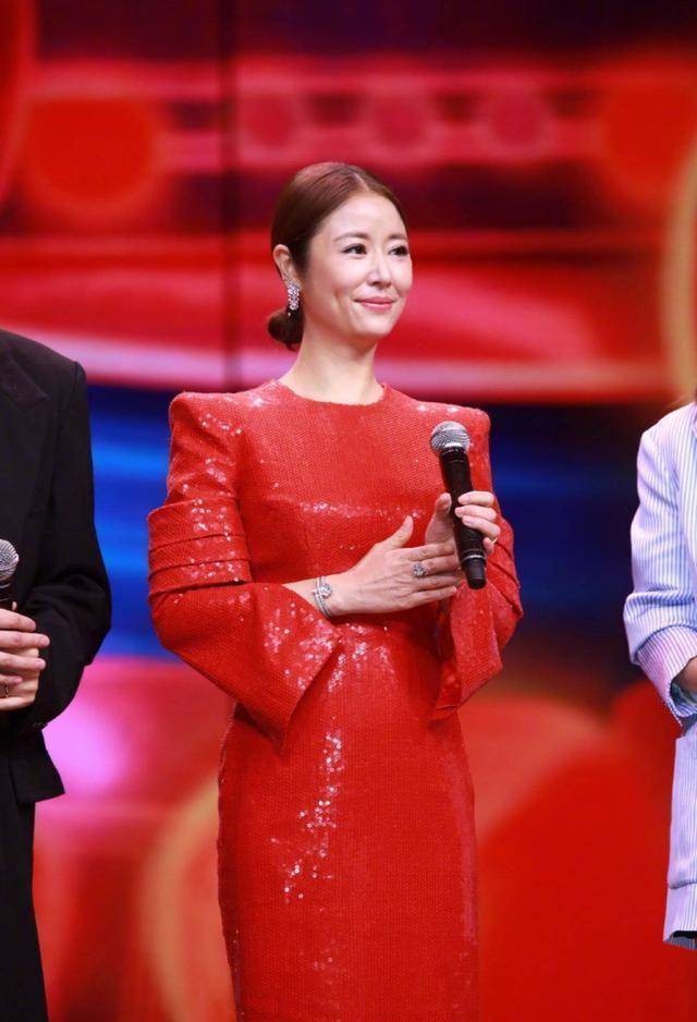 44岁林心如难掩老态,一袭红色连衣裙大方优雅,小细节却暴露年纪_女生