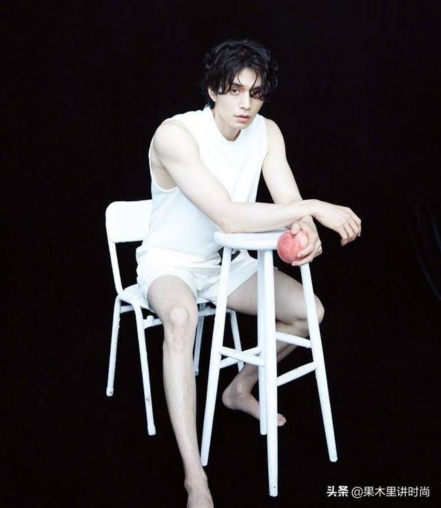 40岁李栋旭,穿白色长裤拍杂志,这魔鬼身材,不愧是岁月绕道的人_展现