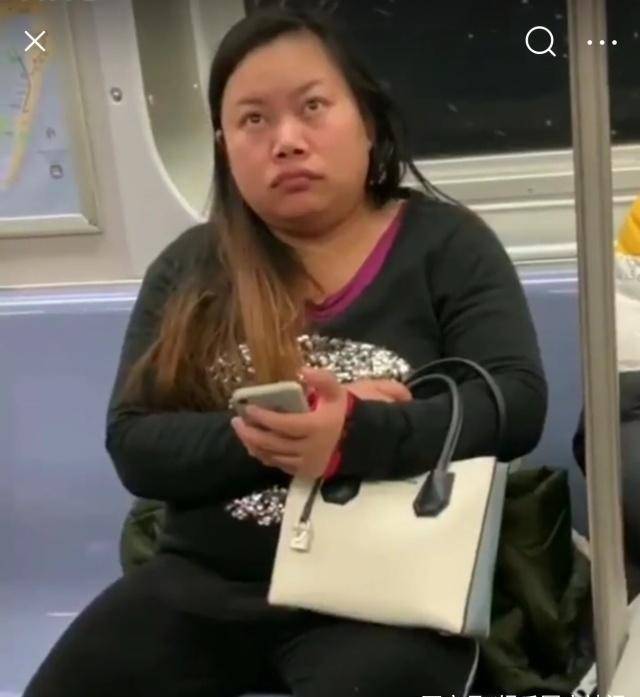 凤姐美国乘地铁又被拍到形象"胖"若两人身材发福胖