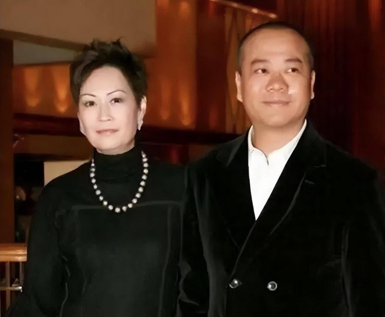 傅洁娴非常崇拜欧阳震华,连他在上世纪80年代跑龙套的角色也能如数家