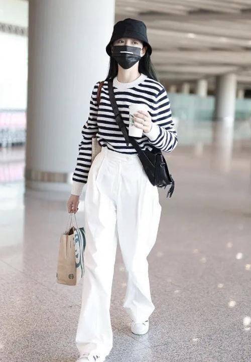 选择了这一款黑白相间的条纹上衣,如今已到春季,天气转凉,这样的衣服