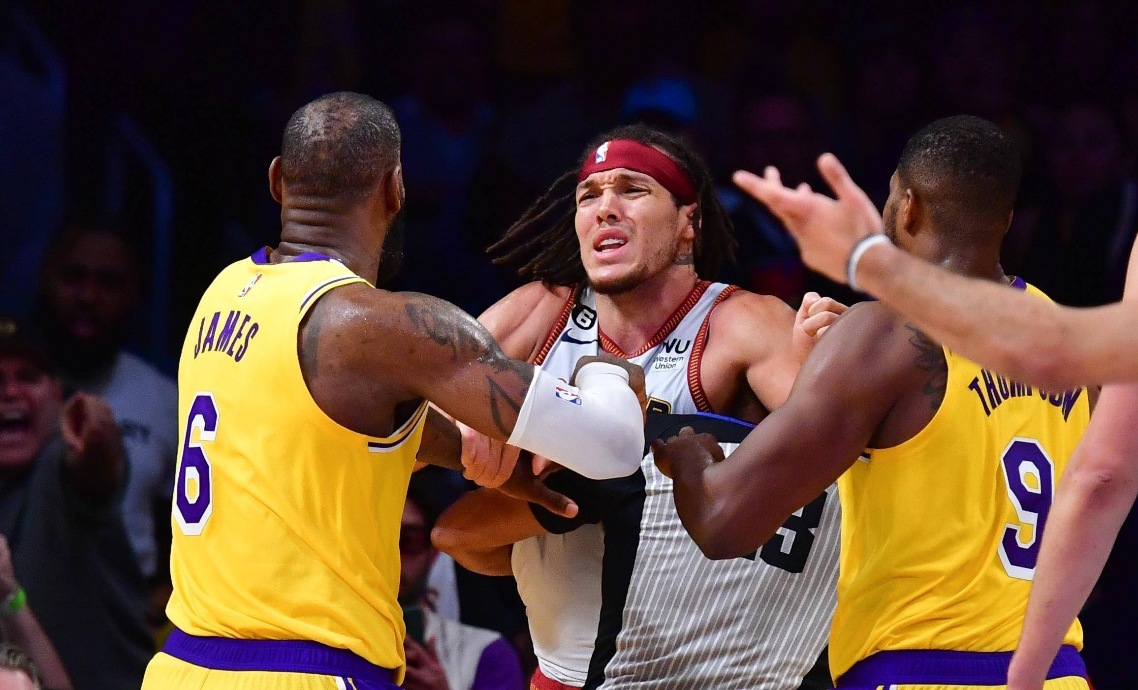 詹姆斯怒了,逼戈登吹技术犯规,戴维斯首节投降_比赛_湖人队_马龙