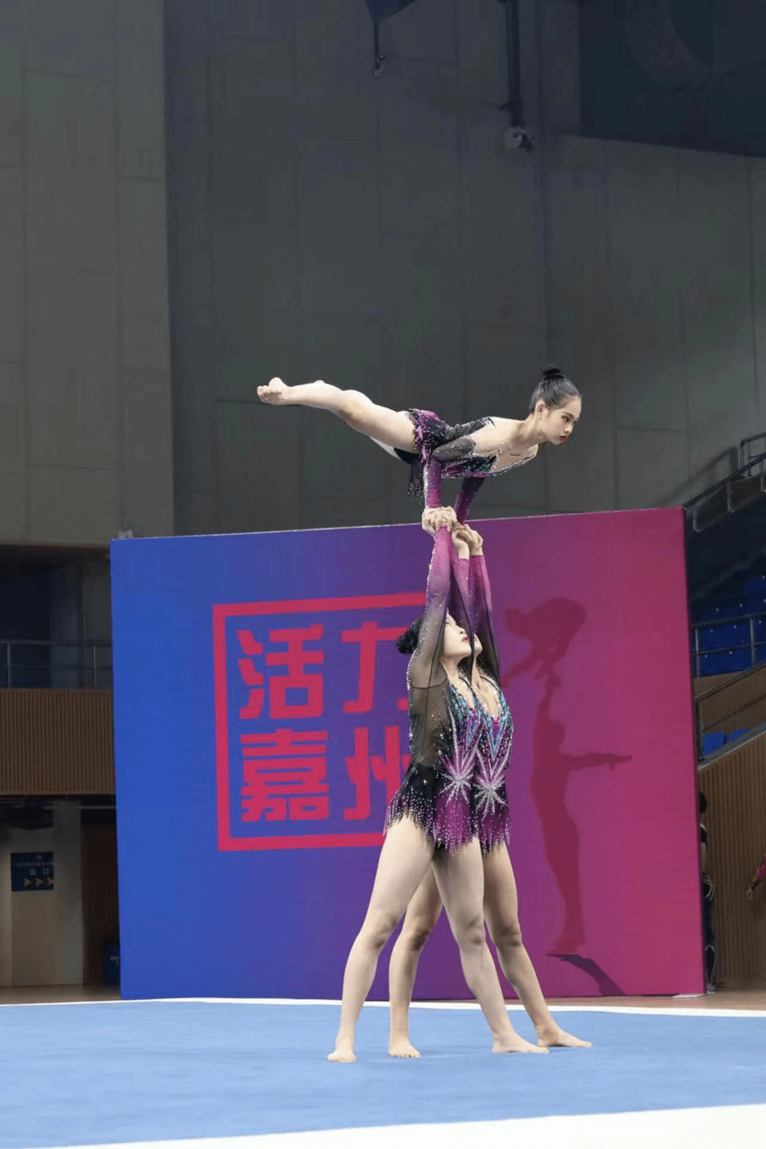 三人比赛中▲广西队9-16岁组2级女子双人比赛中赛后,广西技巧队教练组