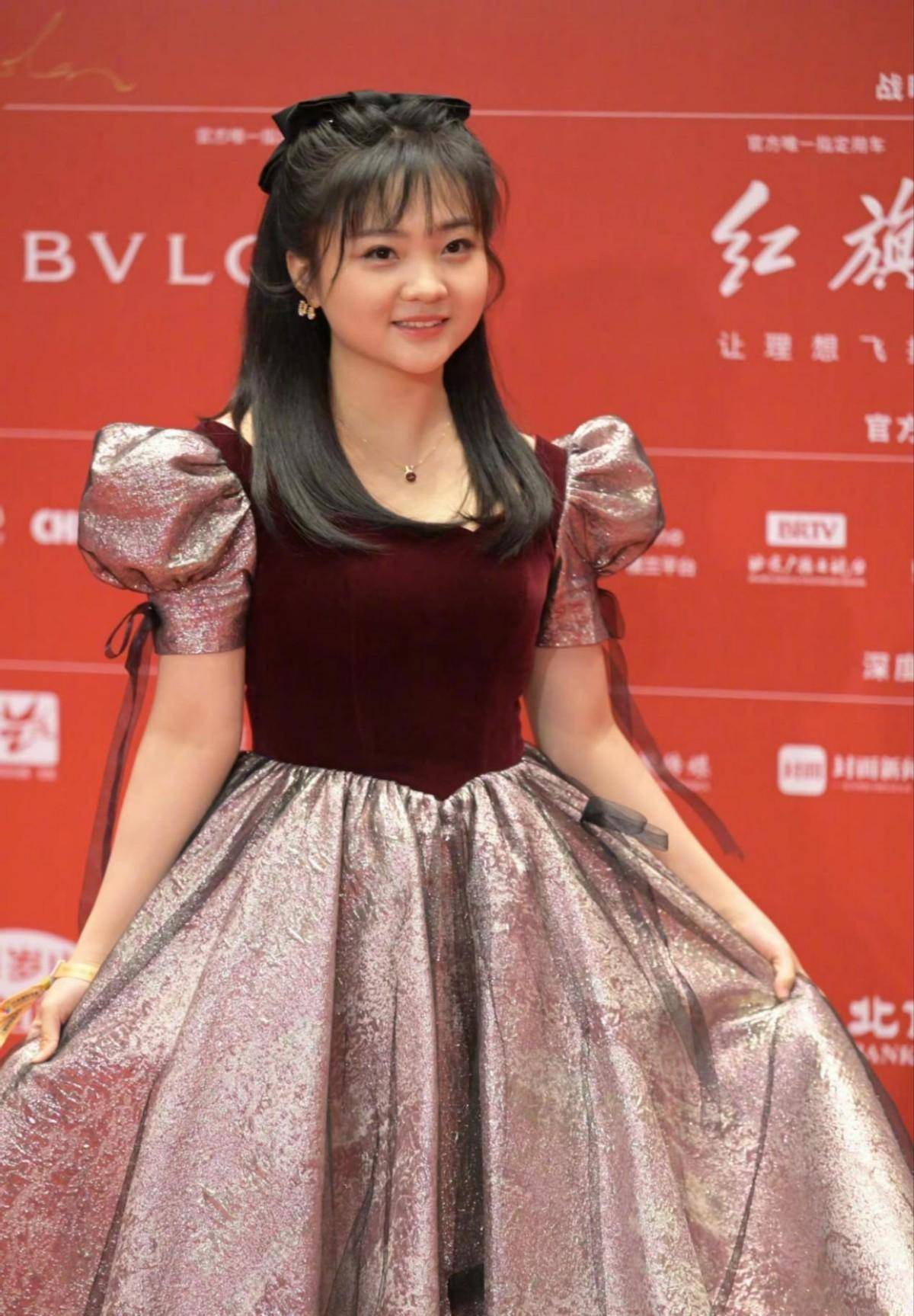 林妙可24岁,审美没有变,很少见她身着公主裙走红毯,他像阿姨