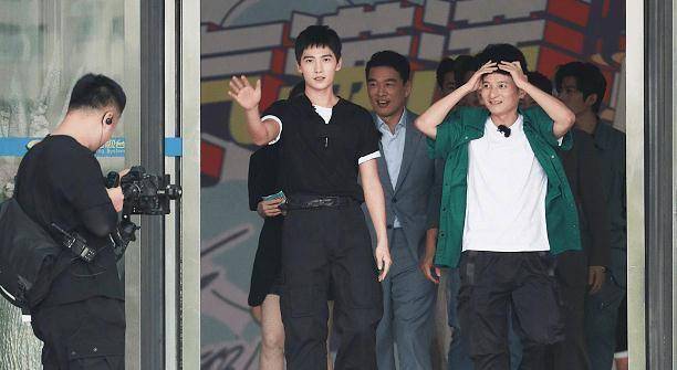 《元气满满的哥哥》杨洋黑色服装帅气亮相,一旁的王耀庆成为陪衬