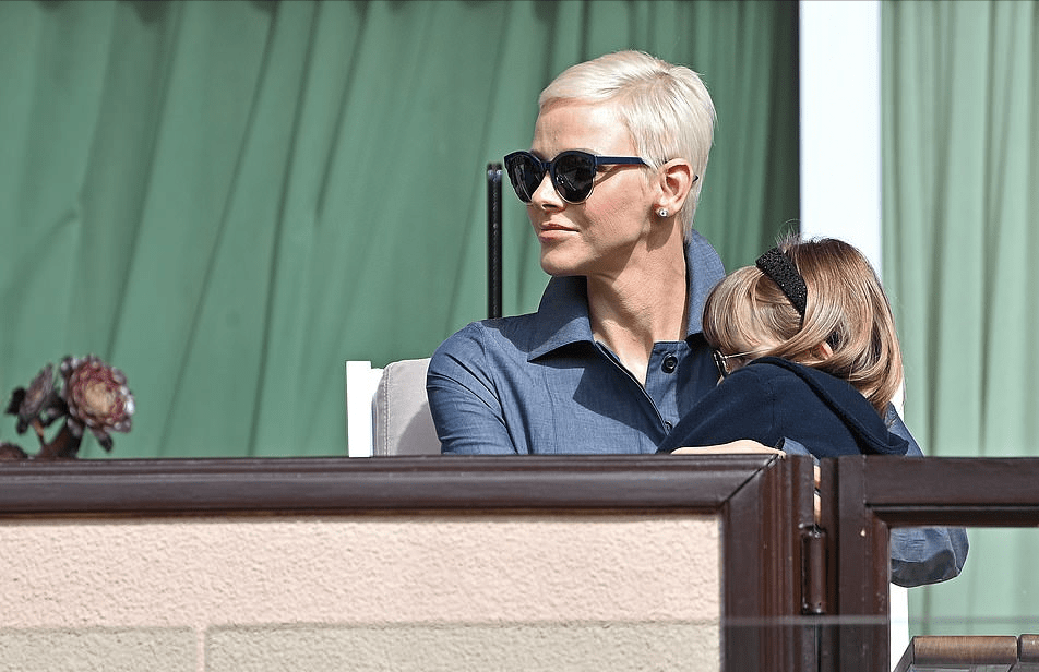 44岁夏琳王妃终于出席公务!