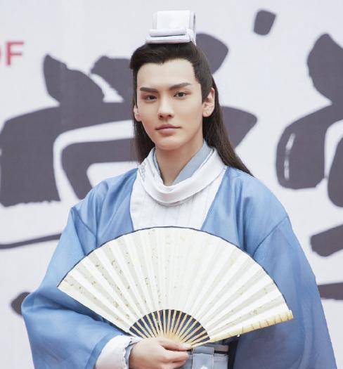 《小女霓裳》正式开机,毕雯珺古装俊美非凡,女主聪慧机智_厉嘉琪_谢小