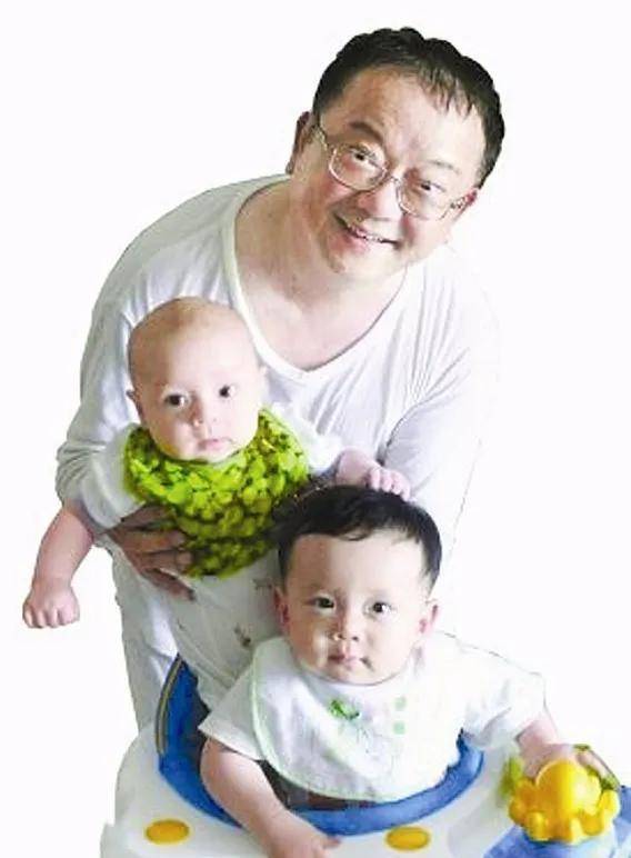 成方圆与王刚结婚五年,没有孩子.王刚与第三任妻子结婚两年,育有一子.