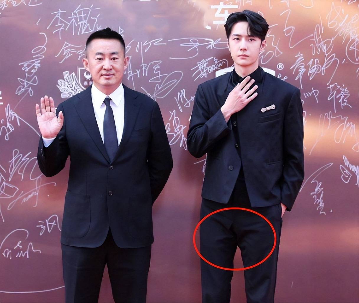 王一博跟某位艺人,在签字牌前面拍照时,他的裤裆处就隐约感觉开线了