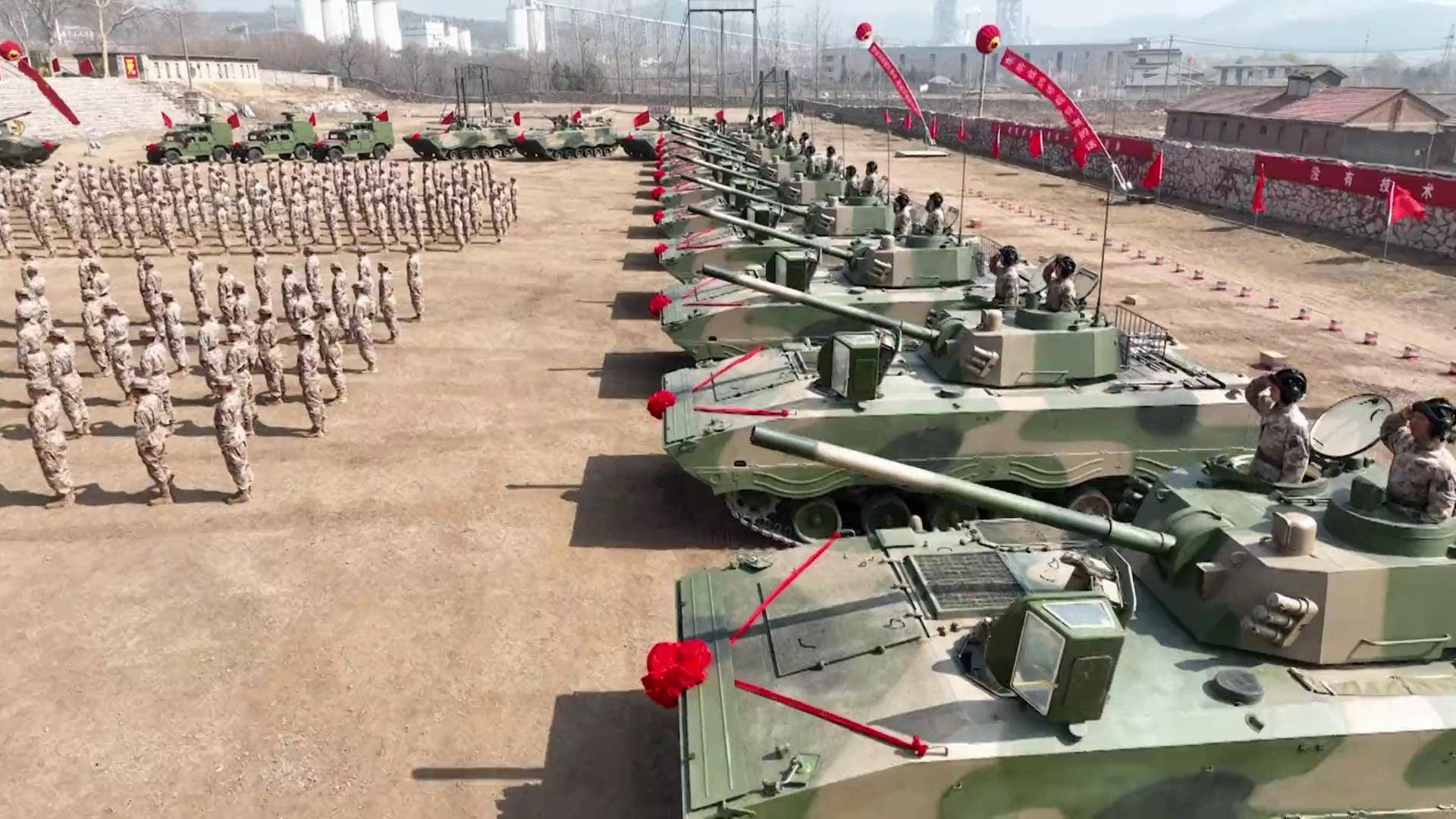 10式履带式自行迫榴炮空降兵装备的120毫米履带式自行迫榴炮除合成营