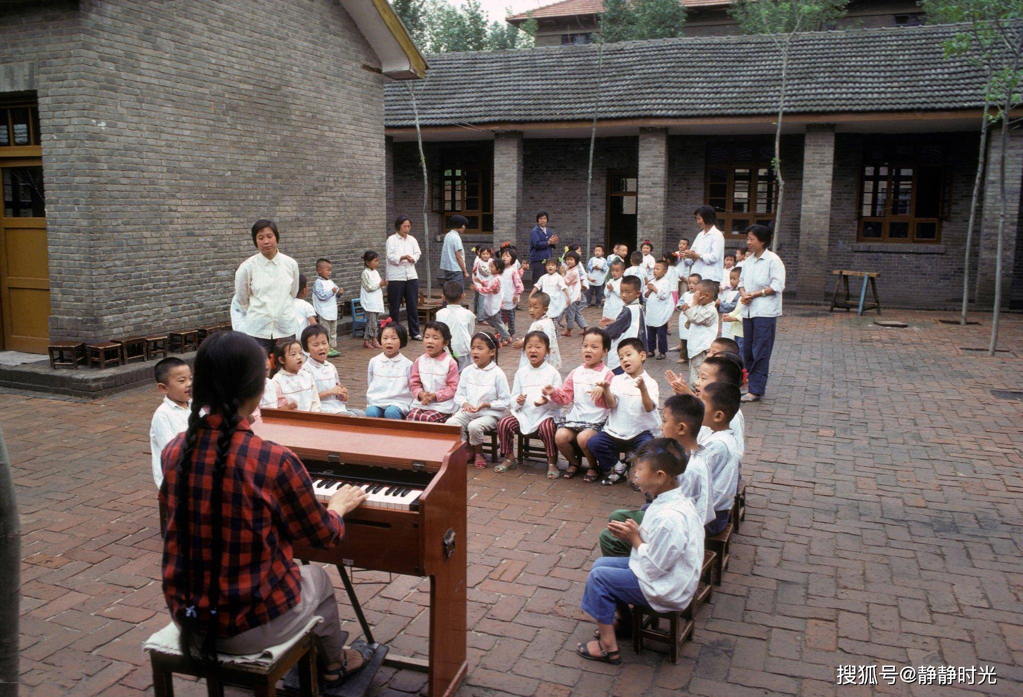 老师在弹琴,孩子们合声歌唱,简单快乐的幼儿园生活