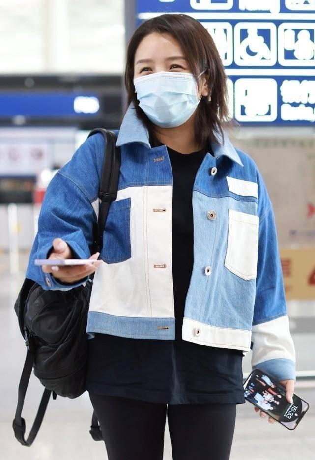 何洁私下里这么会打扮,蓝白拼接夹克穿着好帅气,微胖身材也很美_外套