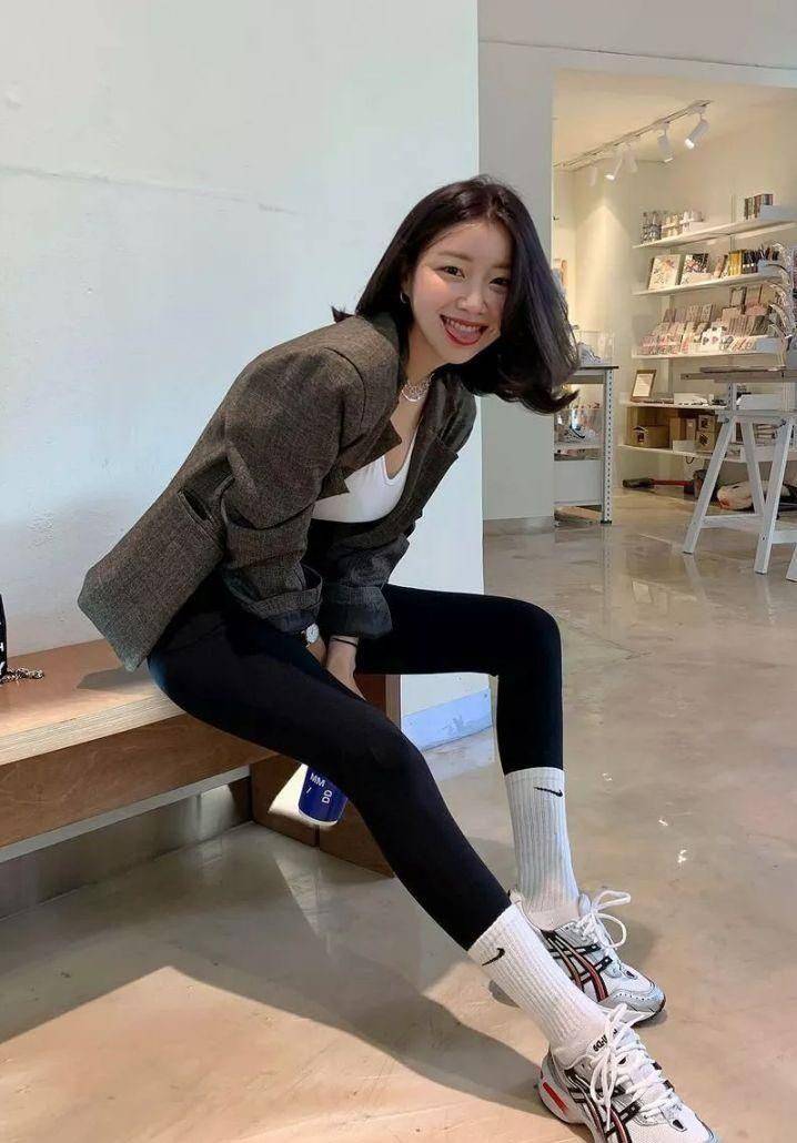 "袜卷裤腿"的穿法同样适用于鲨鱼皮裤.