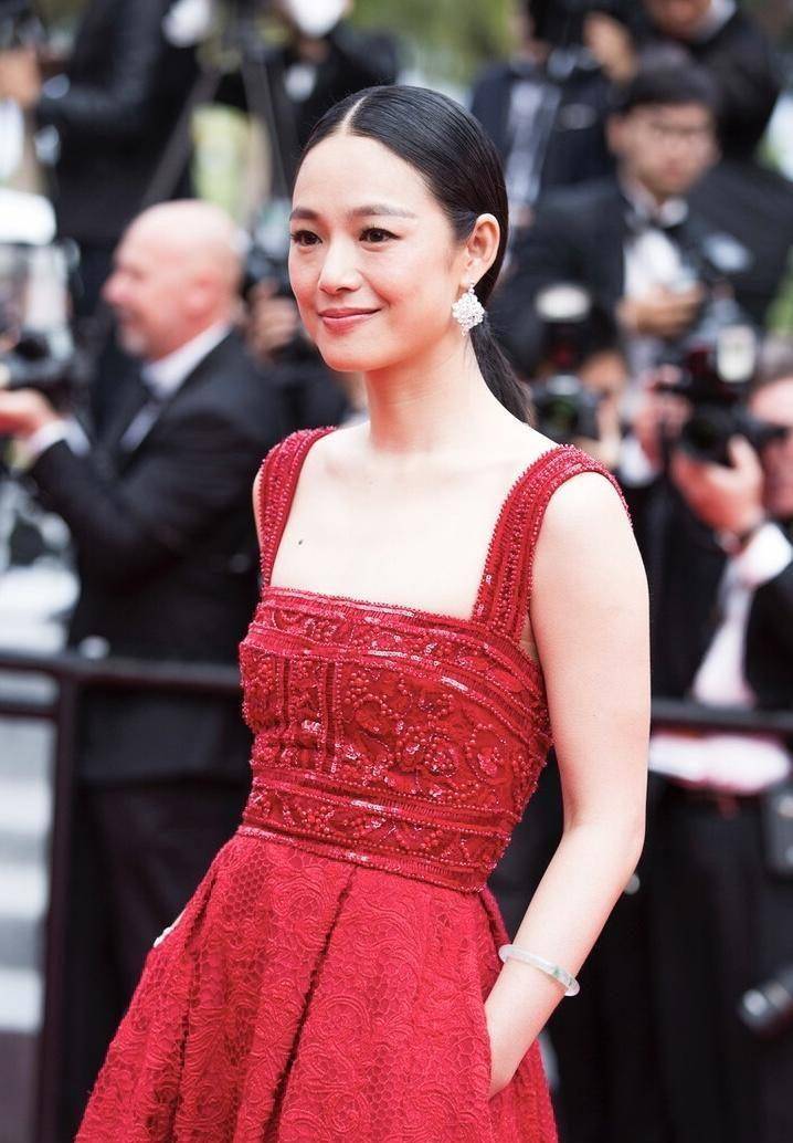 "周韵"是气质女神,在红毯上身穿红色礼服,优雅华丽,她是骨子里的美丽