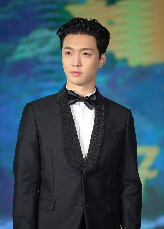 黄渤重点介绍张艺兴,因为张艺兴是年纪最小的90后,黄渤就给了一个非常