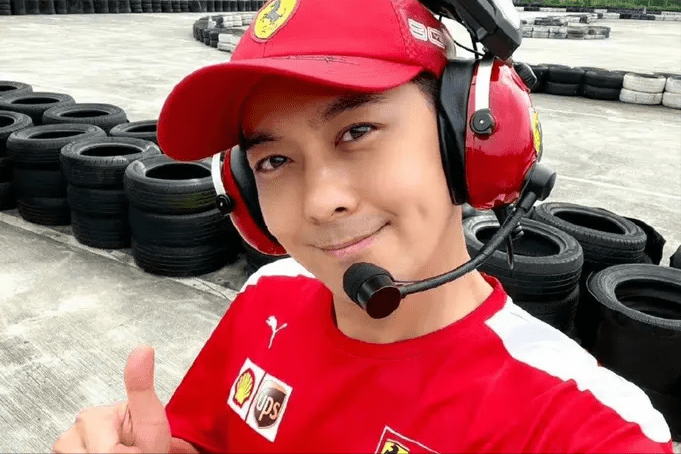 48岁林志颖车祸后罕露面,携娇妻在米兰看赛车,胡子拉碴大变样_网友