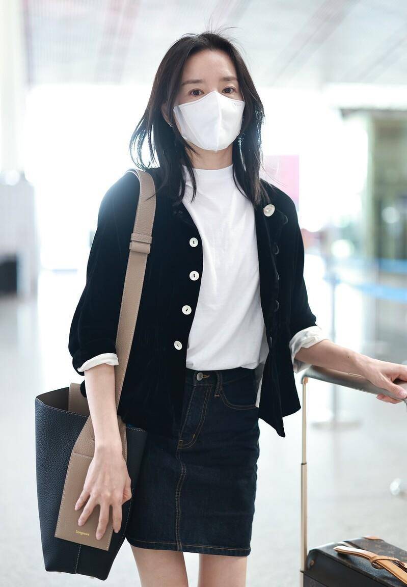 董洁现身北京机场,黑色针织开衫 牛仔裙 白t恤,柔美优雅