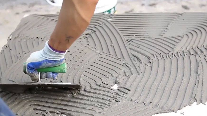 瓷砖胶施工中,对基层的要求非常高,并且使用薄贴法,但是很多人还依然