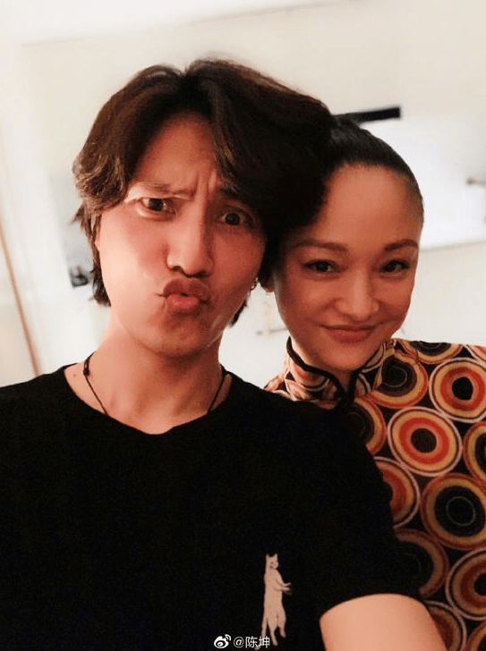 周迅陈坤上台同框,一个47岁还帅如少年,一个穿抹胸白裙胜似仙女_感觉