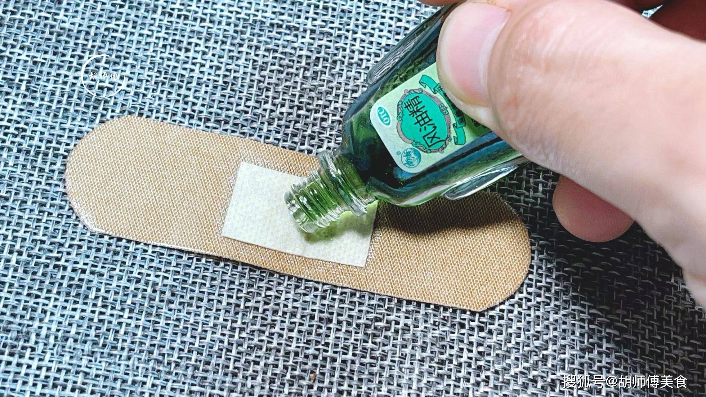 天热后,在门上贴个创口贴,没想到这么厉害,解决每家每户大问题_蚊子