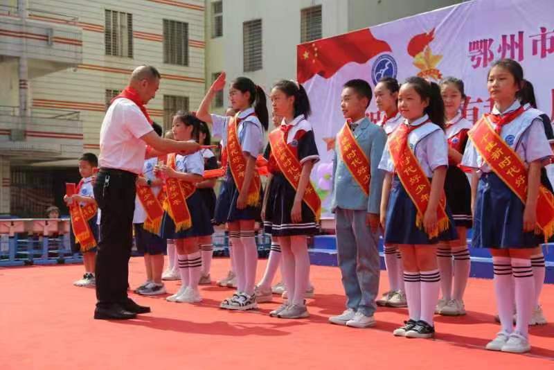 鄂州市明塘小学庆六一表彰大会暨艺术展演空前盛况_国旗_家长_全体