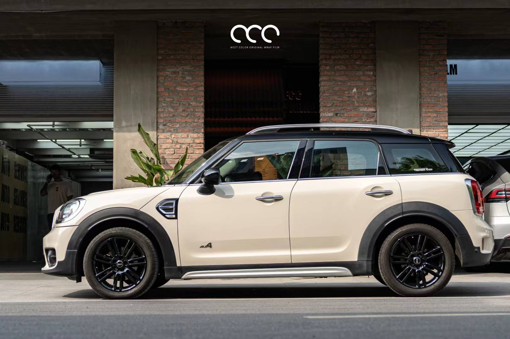 宝马mini country man漫彩改色膜沙漠黄,亮度与饱和度怡到好处