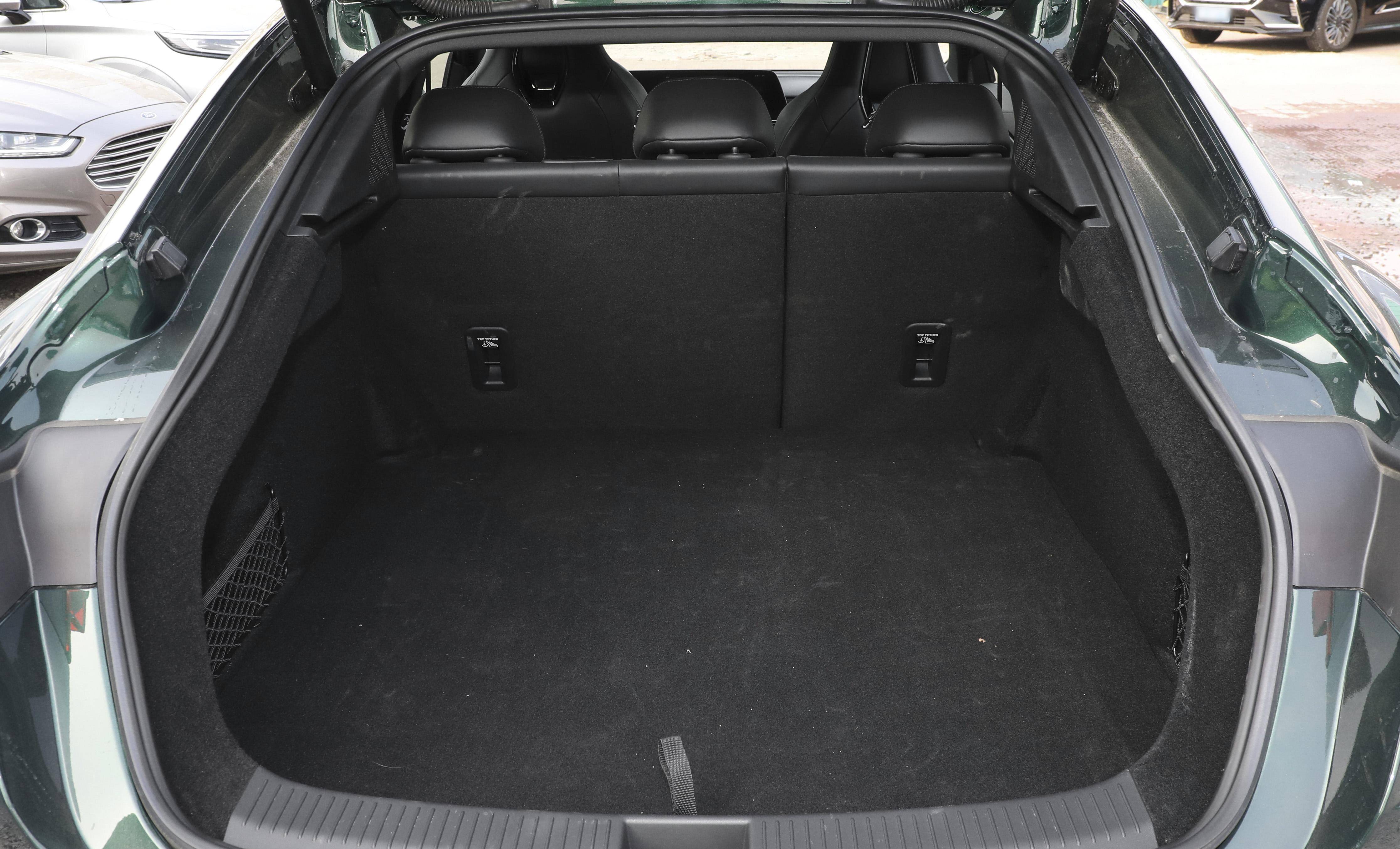 普通三厢车就不要和掀背车比后备箱容积了,能和掀背车pk的只有掀背车.