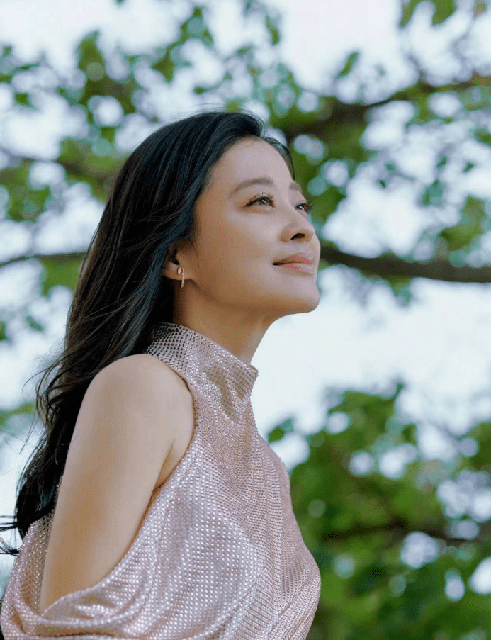 48岁梅婷美成红毯大赢家!